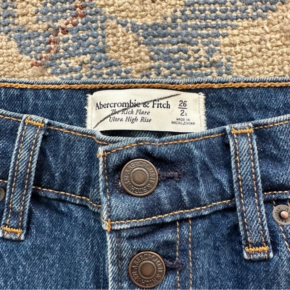 Abercrombie & Fitch Ultra High Rise Kick Flare Jeans 26S - Picture 3 of 3